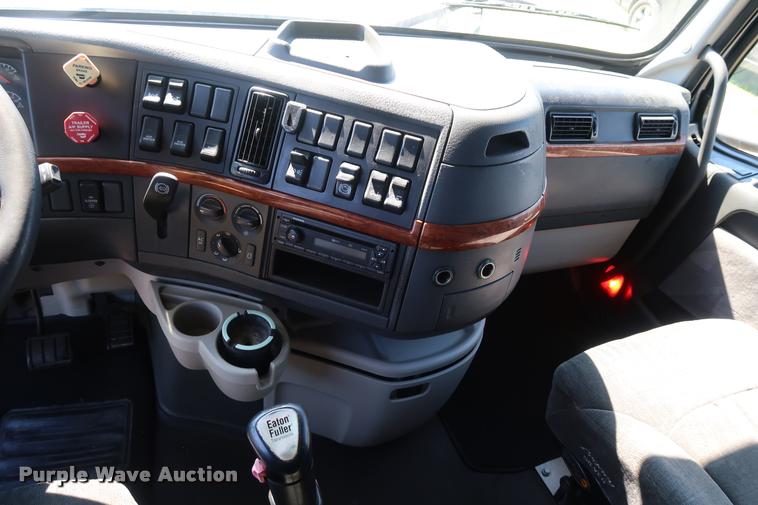 image for item DD1635 2006 Volvo VNL semi truck