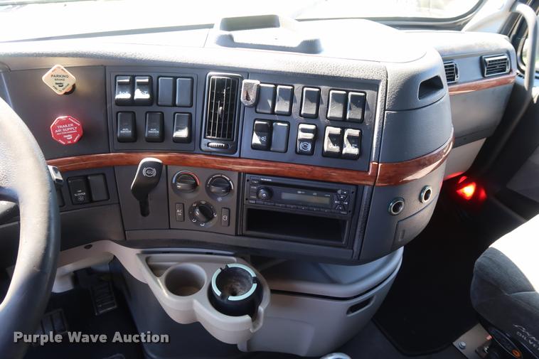 image for item DD1635 2006 Volvo VNL semi truck