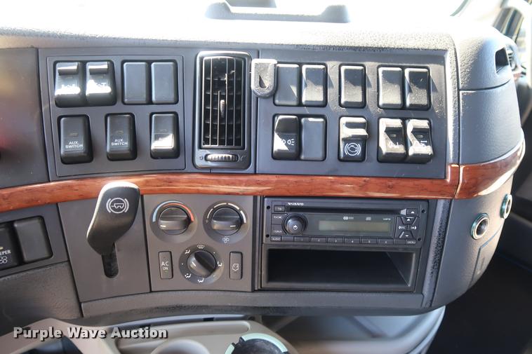 image for item DD1635 2006 Volvo VNL semi truck