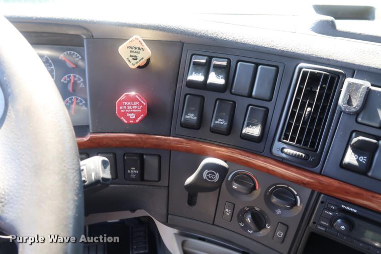 image for item DD1635 2006 Volvo VNL semi truck