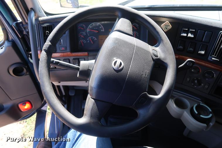 image for item DD1635 2006 Volvo VNL semi truck