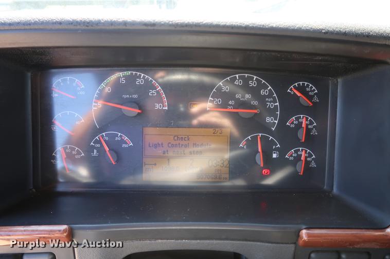 image for item DD1635 2006 Volvo VNL semi truck