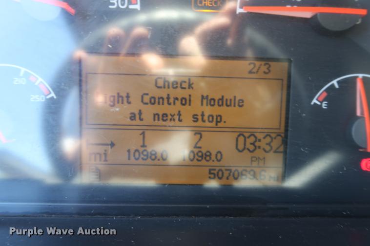 image for item DD1635 2006 Volvo VNL semi truck