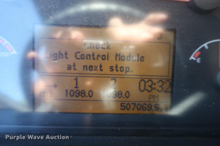 image for item DD1635 2006 Volvo VNL semi truck