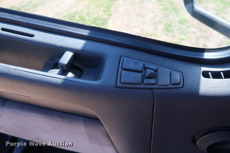 image for item DD1635 2006 Volvo VNL semi truck