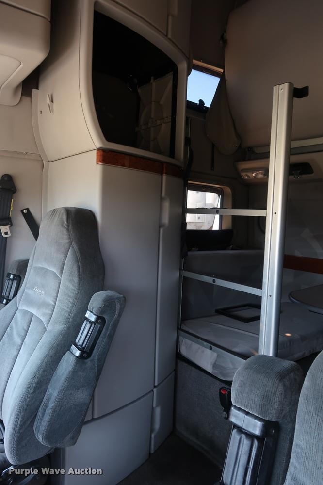 image for item DD1635 2006 Volvo VNL semi truck