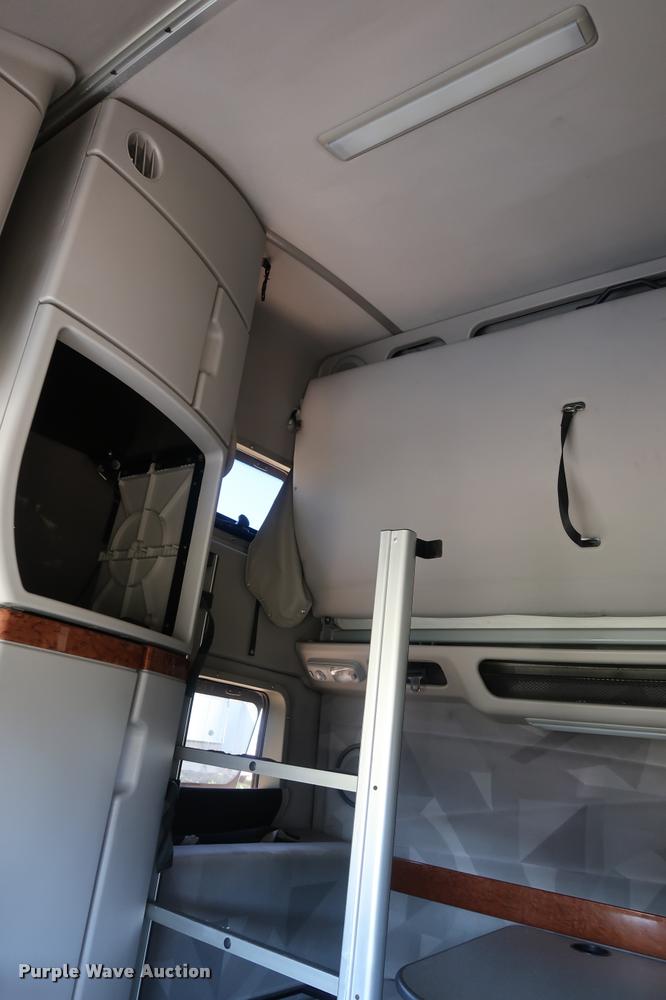 image for item DD1635 2006 Volvo VNL semi truck