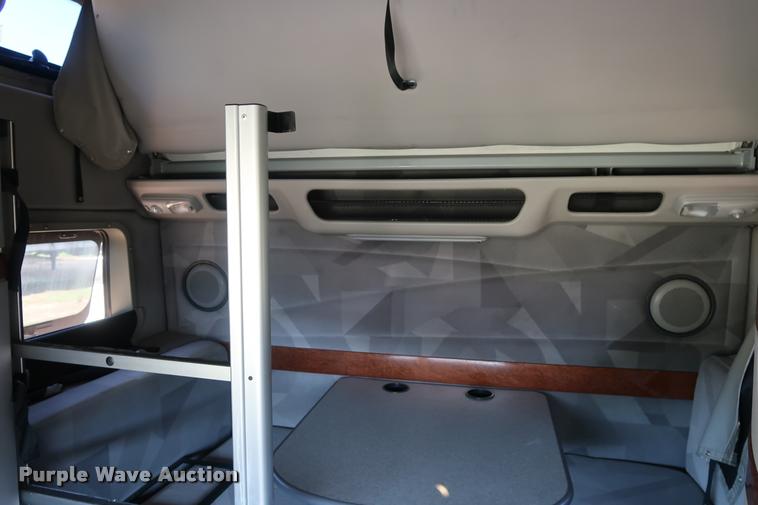 image for item DD1635 2006 Volvo VNL semi truck