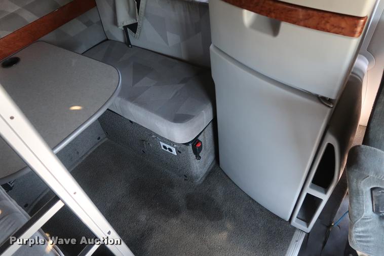 image for item DD1635 2006 Volvo VNL semi truck