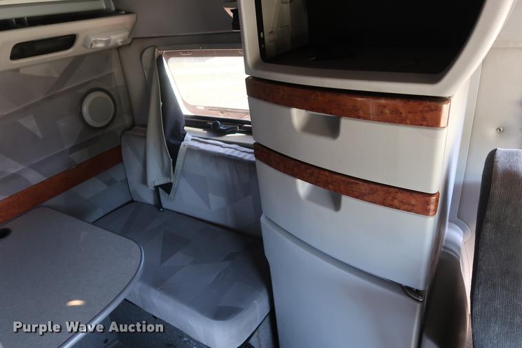 image for item DD1635 2006 Volvo VNL semi truck