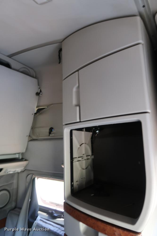 image for item DD1635 2006 Volvo VNL semi truck