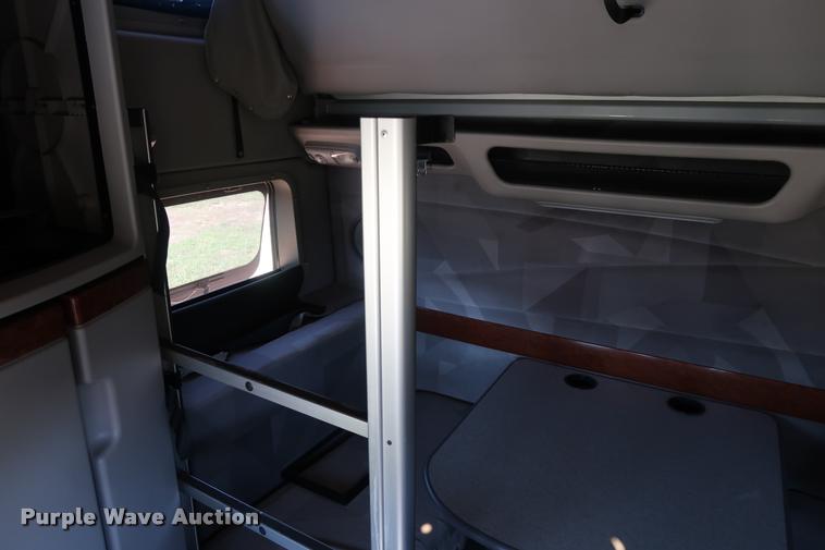 image for item DD1635 2006 Volvo VNL semi truck