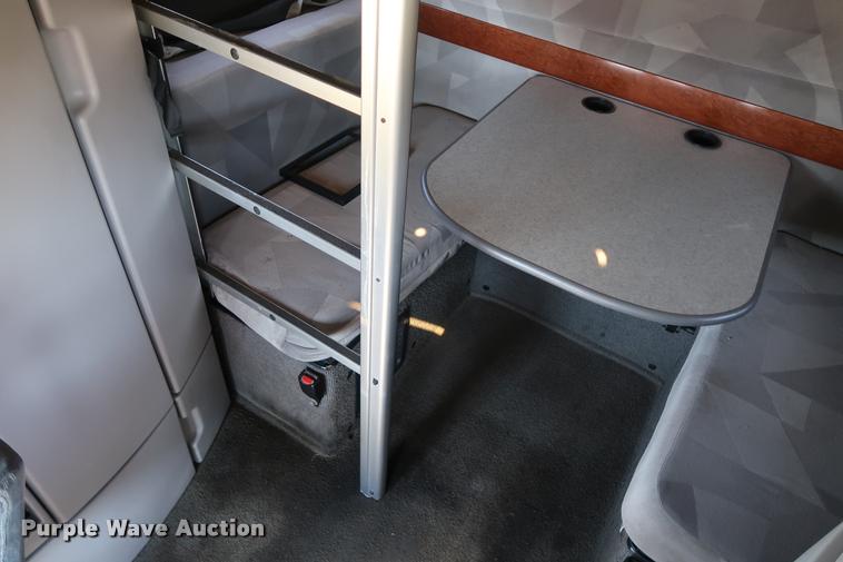 image for item DD1635 2006 Volvo VNL semi truck