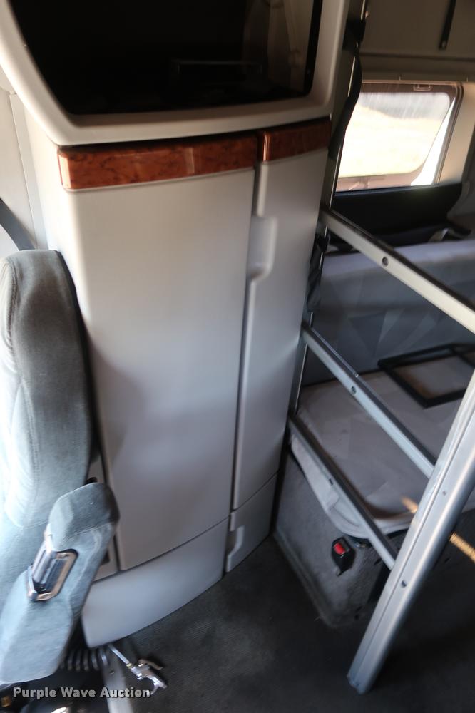 image for item DD1635 2006 Volvo VNL semi truck