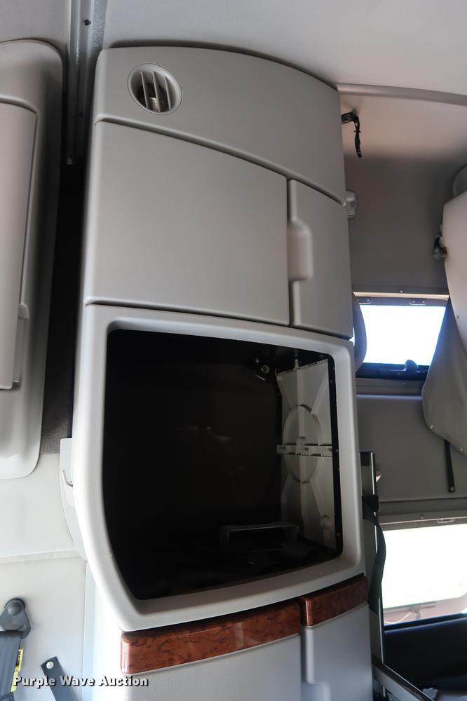 image for item DD1635 2006 Volvo VNL semi truck