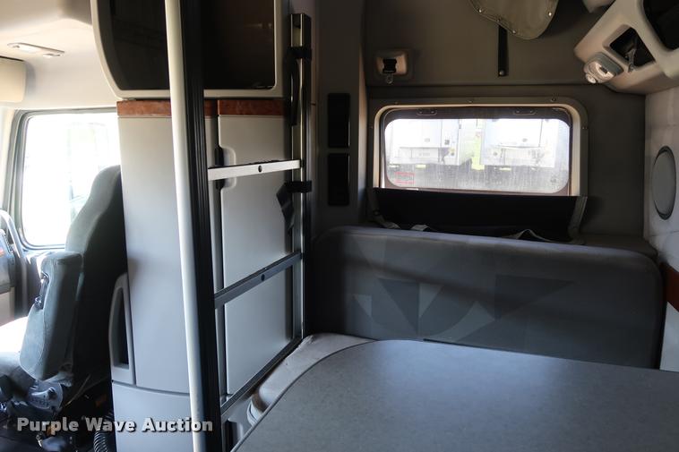 image for item DD1635 2006 Volvo VNL semi truck