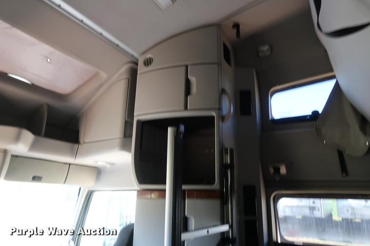 image for item DD1635 2006 Volvo VNL semi truck