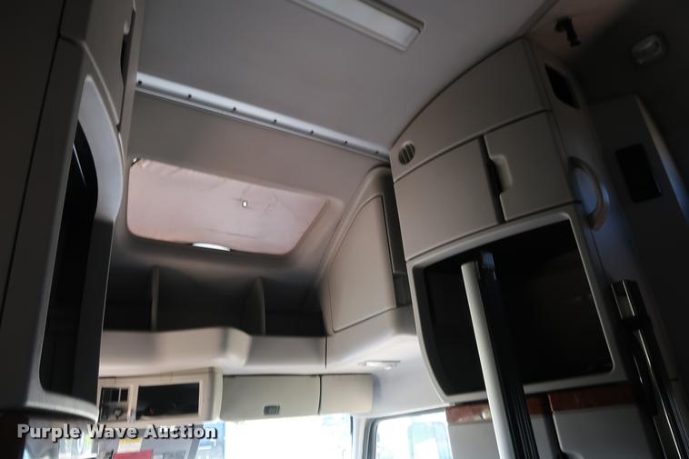 image for item DD1635 2006 Volvo VNL semi truck