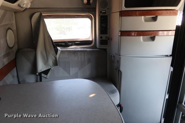 image for item DD1635 2006 Volvo VNL semi truck