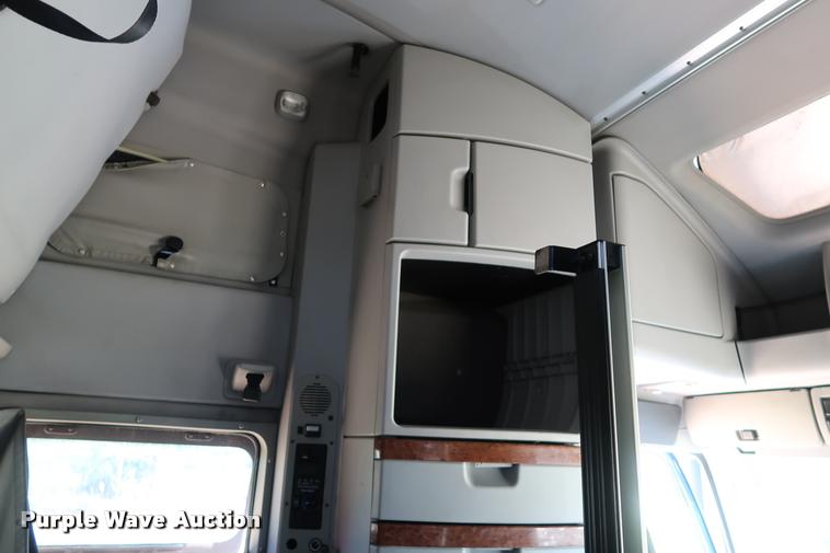 image for item DD1635 2006 Volvo VNL semi truck