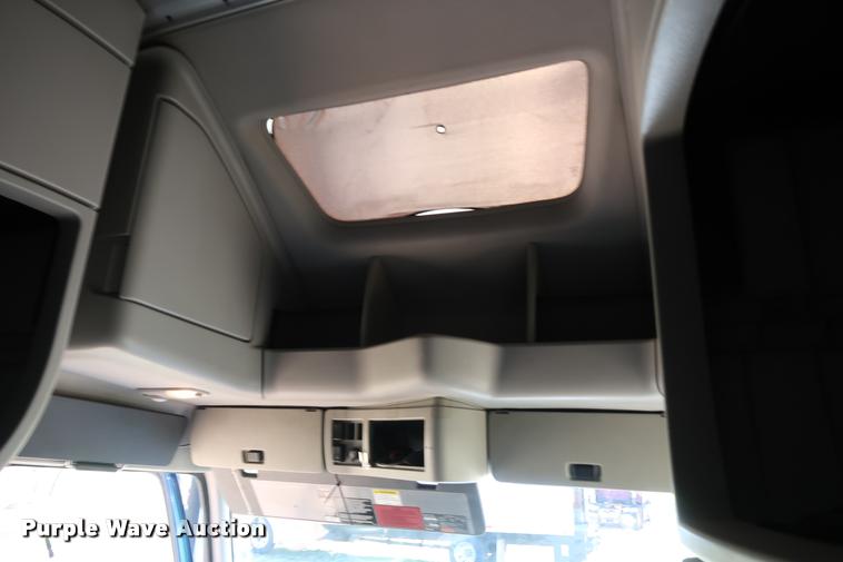 image for item DD1635 2006 Volvo VNL semi truck