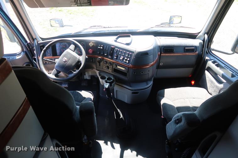 image for item DD1635 2006 Volvo VNL semi truck