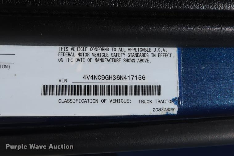 image for item DD1635 2006 Volvo VNL semi truck