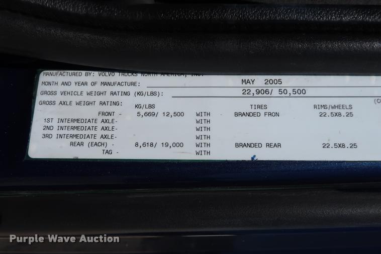 image for item DD1635 2006 Volvo VNL semi truck