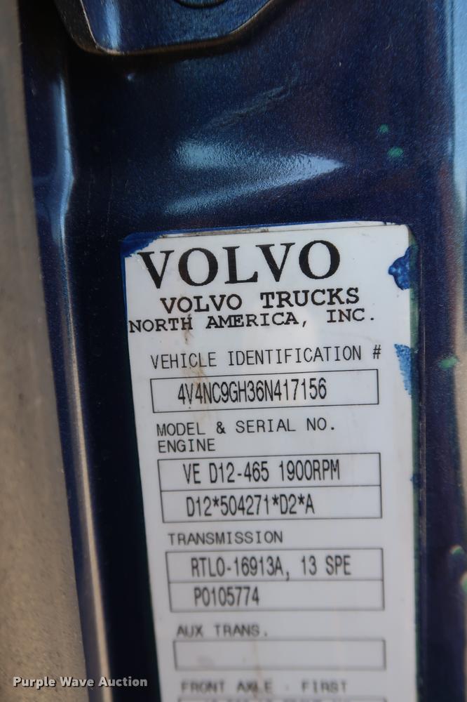 image for item DD1635 2006 Volvo VNL semi truck