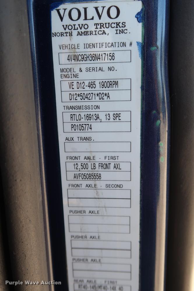 image for item DD1635 2006 Volvo VNL semi truck