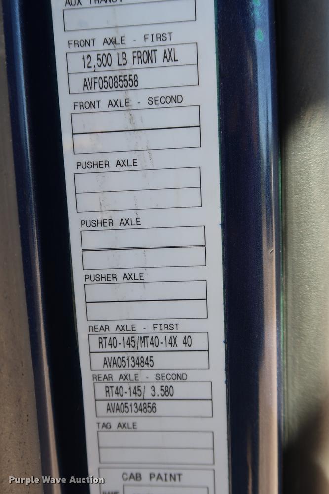 image for item DD1635 2006 Volvo VNL semi truck