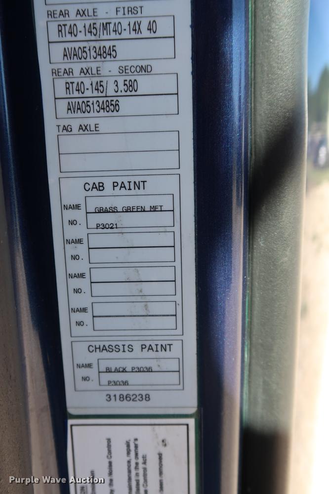 image for item DD1635 2006 Volvo VNL semi truck