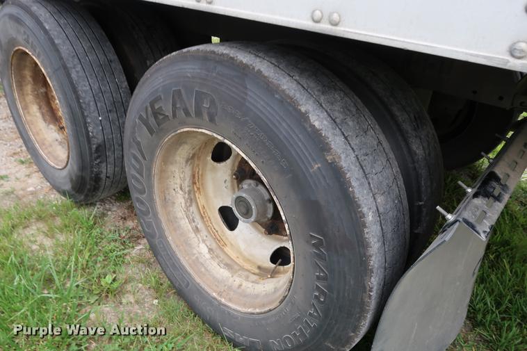 image for item DD1684 2004 Utility 3000R refrigerated van trailer