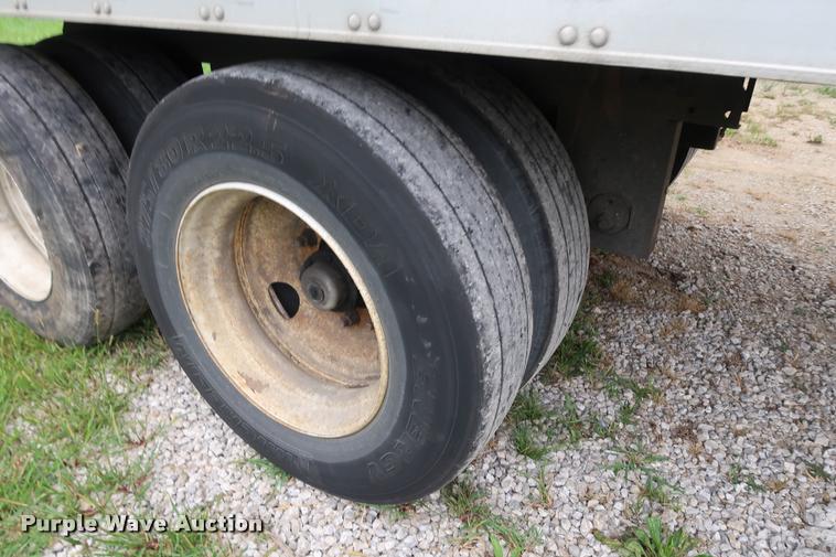 image for item DD1684 2004 Utility 3000R refrigerated van trailer