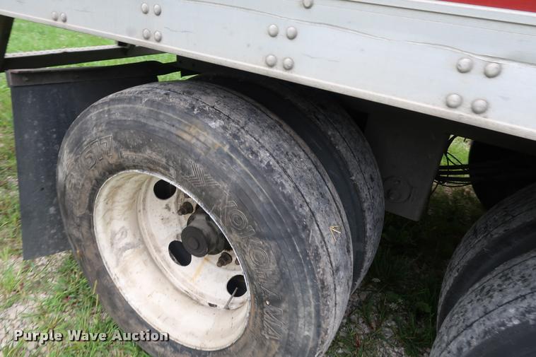 image for item DD1684 2004 Utility 3000R refrigerated van trailer