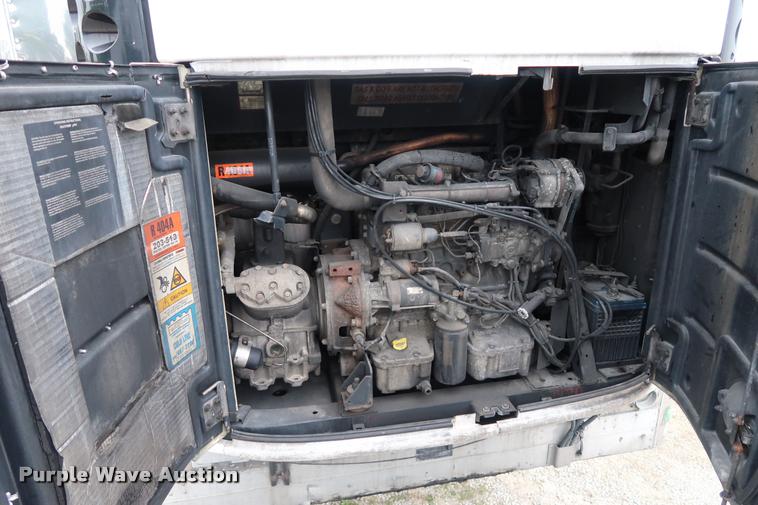 image for item DD1684 2004 Utility 3000R refrigerated van trailer