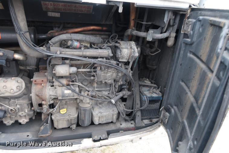 image for item DD1684 2004 Utility 3000R refrigerated van trailer