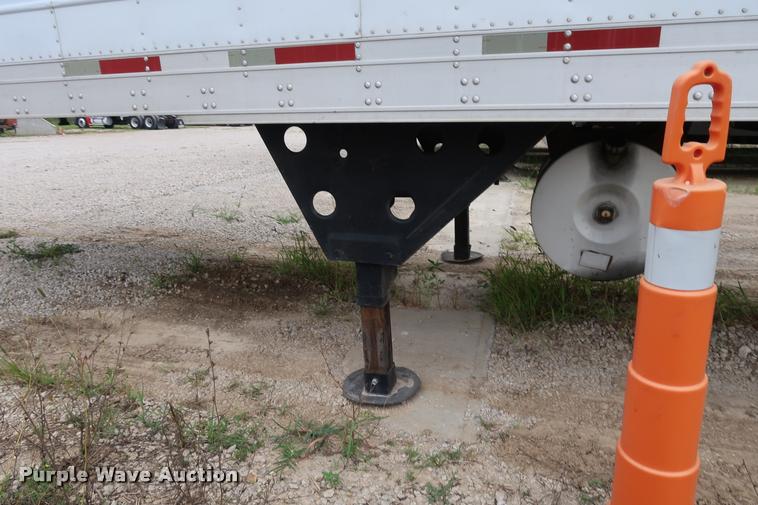 image for item DD1685 2004 Utility 3000R refrigerated van trailer