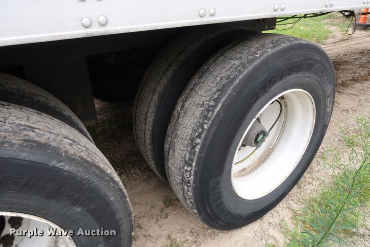 image for item DD1685 2004 Utility 3000R refrigerated van trailer