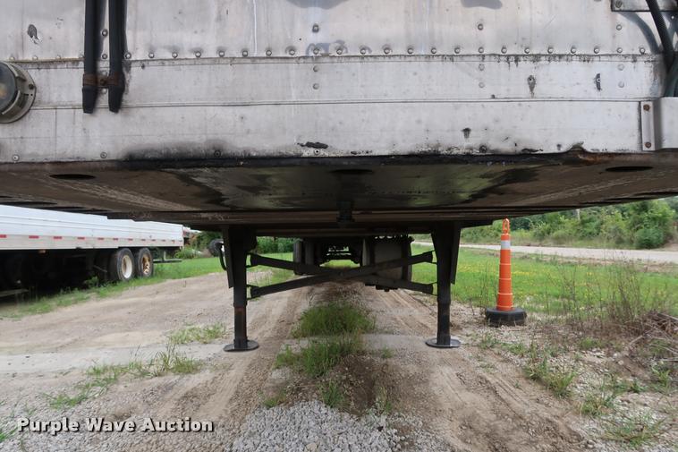 image for item DD1685 2004 Utility 3000R refrigerated van trailer