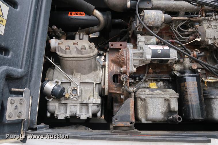 image for item DD1685 2004 Utility 3000R refrigerated van trailer