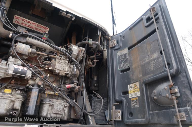 image for item DD1685 2004 Utility 3000R refrigerated van trailer