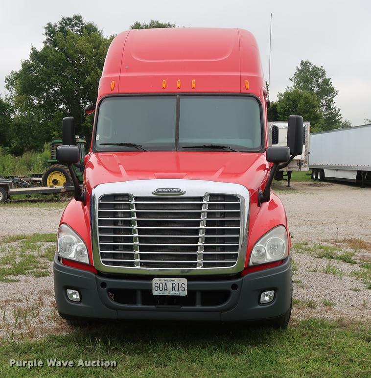image for item DD1686 2010 Freightliner Cascadia semi truck
