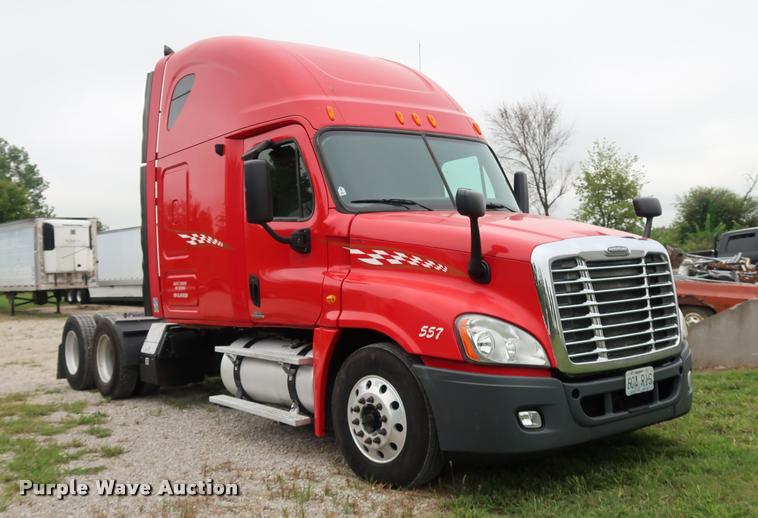 image for item DD1686 2010 Freightliner Cascadia semi truck