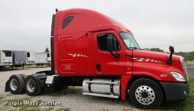 image for item DD1686 2010 Freightliner Cascadia semi truck