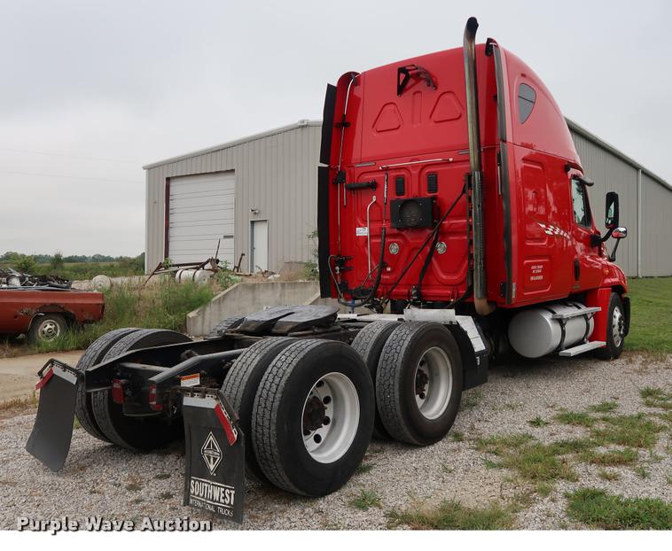 image for item DD1686 2010 Freightliner Cascadia semi truck