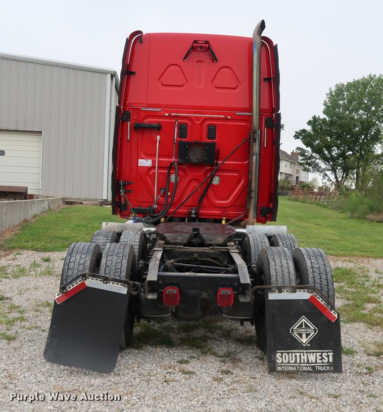 image for item DD1686 2010 Freightliner Cascadia semi truck