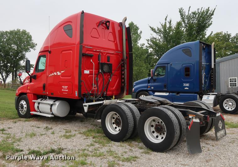 image for item DD1686 2010 Freightliner Cascadia semi truck