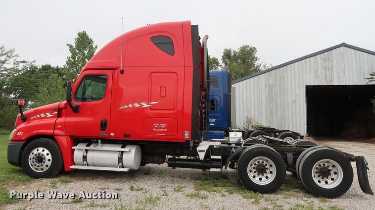 image for item DD1686 2010 Freightliner Cascadia semi truck
