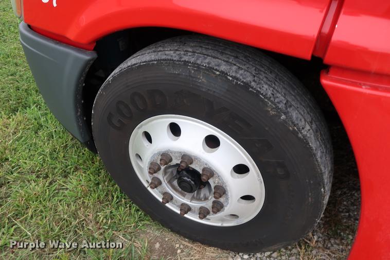 image for item DD1686 2010 Freightliner Cascadia semi truck